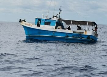 Asegura Conapesca y Marina embarcación con productos en veda en costas de Yucatán