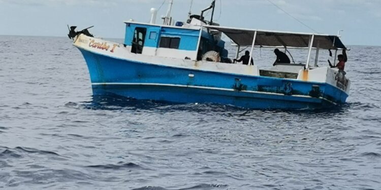 Asegura Conapesca y Marina embarcación con productos en veda en costas de Yucatán