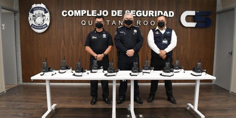 La SSP entrega de radios a Policía Quintana Roo de la zona sur del Estado