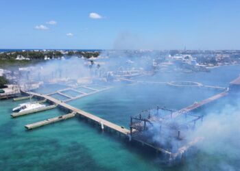 Voraz incendio consume palapas al interior de Dolphin Discovery en Isla Mujeres