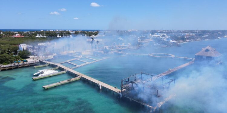 Voraz incendio consume palapas al interior de Dolphin Discovery en Isla Mujeres