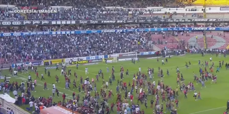 Cruenta reyerta en el estadio del Querétaro deja muertos y heridos