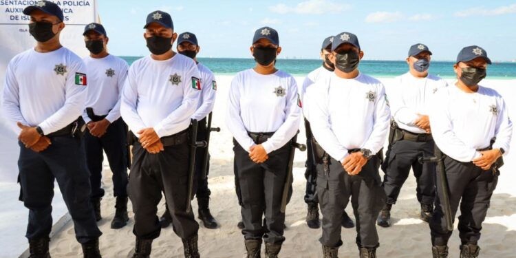 Entra en operación la nueva Policía Auxiliar Turística de Isla Mujeres