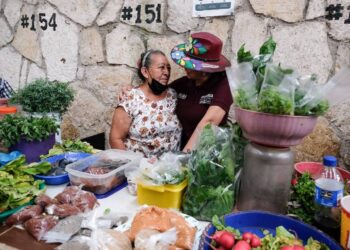 Escucha Mara Lezama a comerciantes y clientes del mercado Benito Juárez en Cozumel