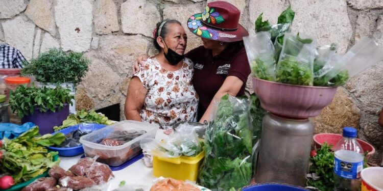 Escucha Mara Lezama a comerciantes y clientes del mercado Benito Juárez en Cozumel