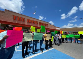 Se manifiestan trabajadores de Home Depot