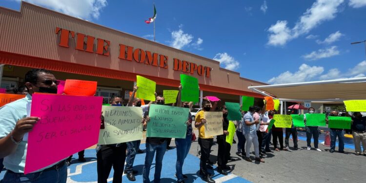 Se manifiestan trabajadores de Home Depot
