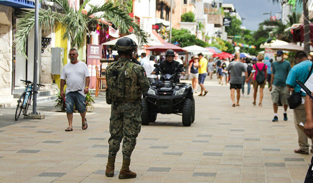 Balean a elemento de la Policía Turística de Solidaridad