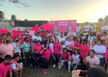 Pinta Odalis Gómez de rosa el Distrito 2