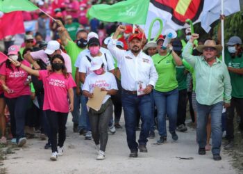 Gestionará Julián Ricalde mayores recursos para que se inviertan en alumbrado público y calles de las colonias