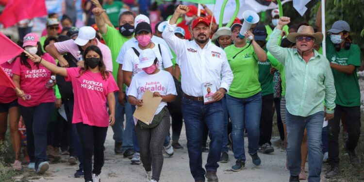 Gestionará Julián Ricalde mayores recursos para que se inviertan en alumbrado público y calles de las colonias