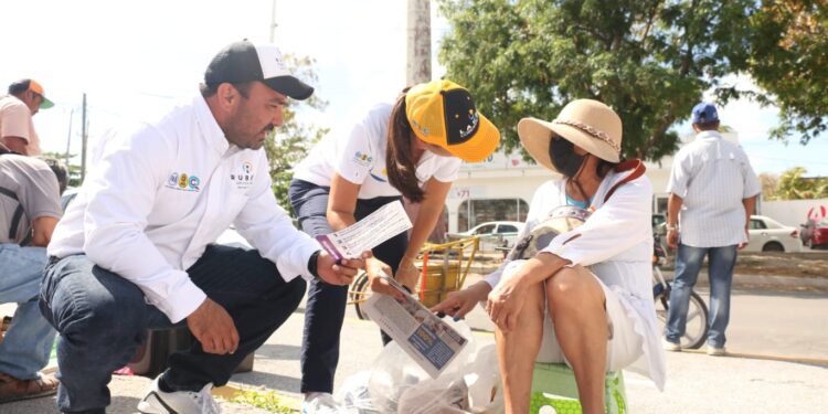 Recorren Rubén Treviño y Laura Fernández el tianguis de la región 239 en Cancún