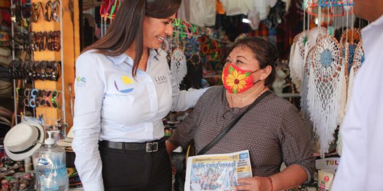 Abatir rezago en salud y reducir la pobreza compromisos de Laura Fernández