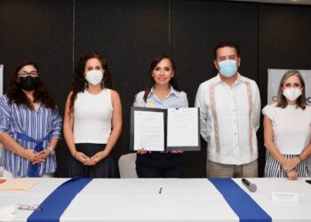 Firma Laura Fernández compromisos anticorrupción para mejorar Quintana Roo