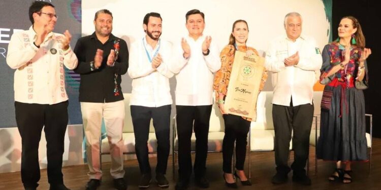 Recibe Isla Mujeres premio como Mejor Destino de Playa en el Tianguis Turístico de México