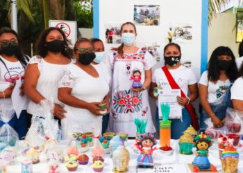 Clausuran y entregan reconocimientos a participantes de cursos municipales en Isla Mujeres