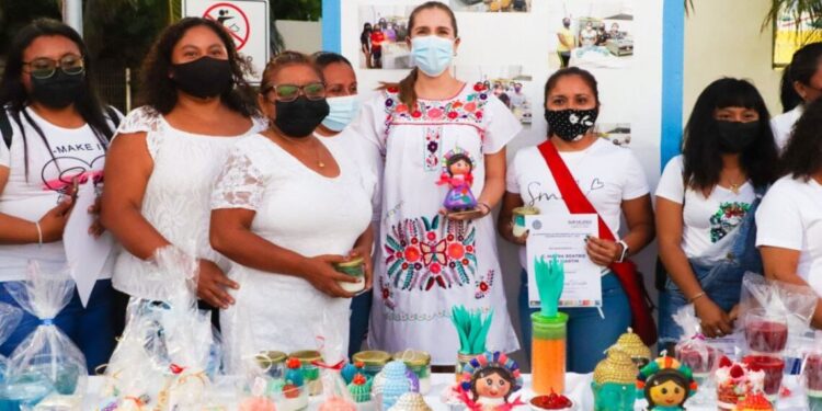 Clausuran y entregan reconocimientos a participantes de cursos municipales en Isla Mujeres