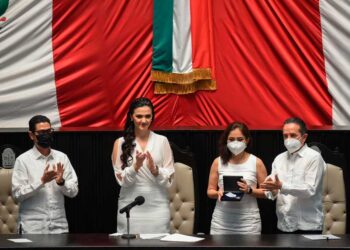 Entregan los tres poderes del Estado la medalla al Mérito Médico