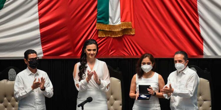 Entregan los tres poderes del Estado la medalla al Mérito Médico