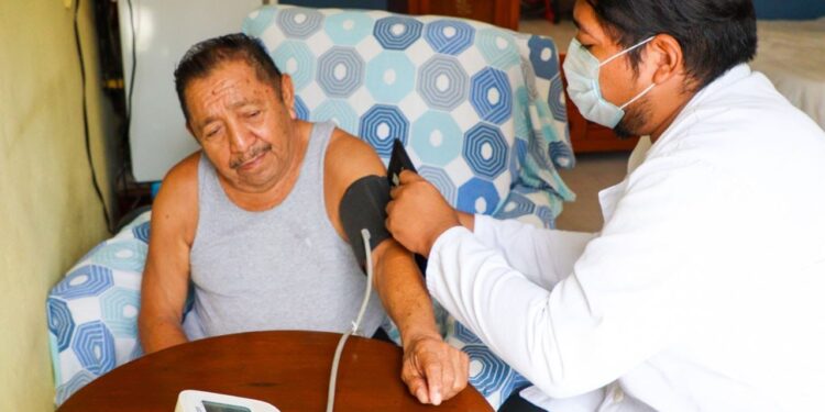 Acercan servicios médicos a grupos vulnerables a través del programa médico en tu casa en Isla Mujeres