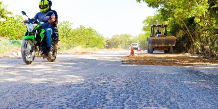 Realizan trabajos de rehabilitación en la carretera Costa Mujeres