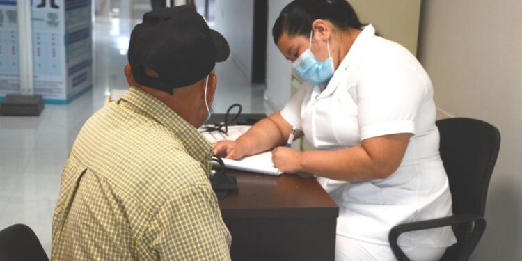 Promueve SESA la detección oportuna y el control de enfermedades en los adultos mayores