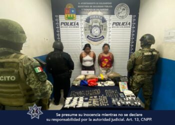Aseguran a dos mujeres en posesión de 1 replica de arma de fuego y más de cien bolsitas de posibles narcóticos en Playa del Carmen