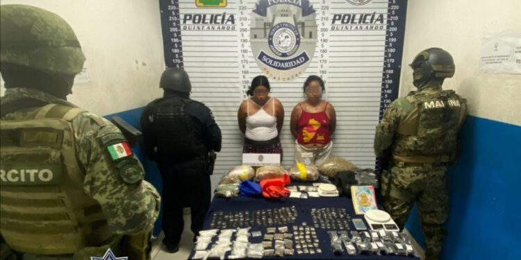 Aseguran a dos mujeres en posesión de 1 replica de arma de fuego y más de cien bolsitas de posibles narcóticos en Playa del Carmen