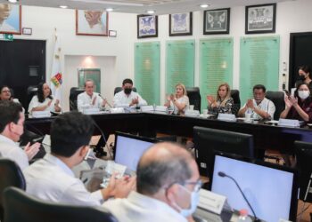 Entrega Comisión Permanente decreto que otorga autonomía a la UQROO