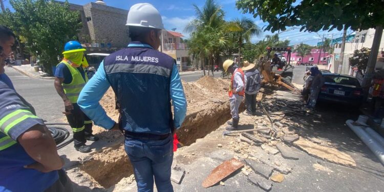 Se restablece el servicio del agua potable en varias colonias tras el reemplazo de tuberías por parte de Aguakan