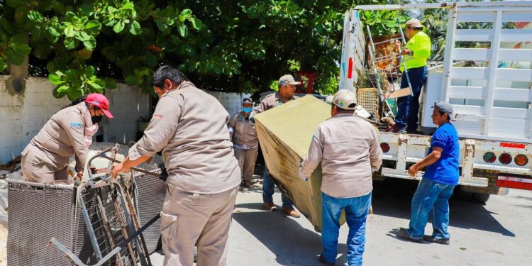 Programa de descacharrización llega a la colonia Electricistas de Isla Mujeres
