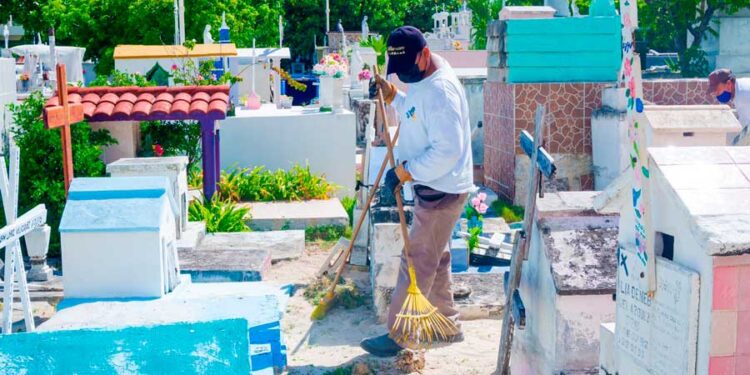 Se fortalecen acciones de limpieza en espacios públicos de Isla Mujeres