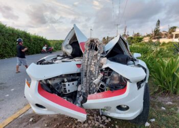 Pierde el control de su vehículo deportivo y termina derribando un poste de alumbrado público