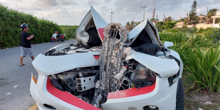 Pierde el control de su vehículo deportivo y termina derribando un poste de alumbrado público