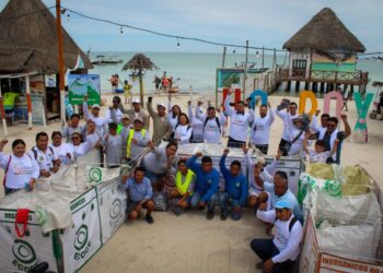 Se entregan tambos y contenedores para los residuos de la isla de Holbox