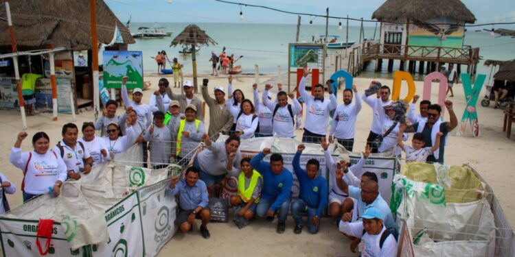 Se entregan tambos y contenedores para los residuos de la isla de Holbox
