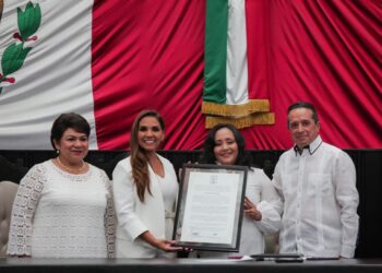 Entrega XVI Legislatura bando solemne a Mara Lezama