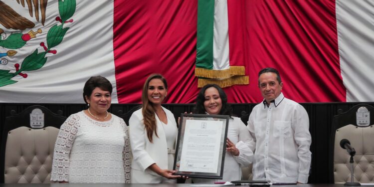 Entrega XVI Legislatura bando solemne a Mara Lezama