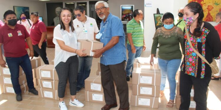 Jacqueline Estrada entrega la colección SEP-Centenaria 2021 a bibliotecas públicas