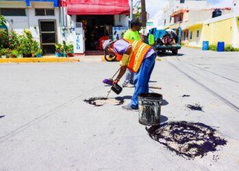 Refuerzan los trabajos de bacheo en Isla Mujeres