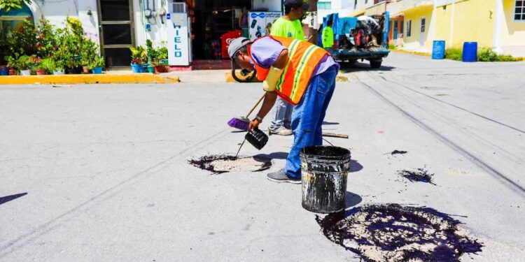 Refuerzan los trabajos de bacheo en Isla Mujeres