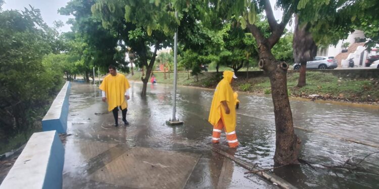 Atiende Protección Civil encharcamientos por constantes lluvias en Isla Mujeres