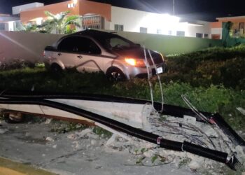 Vehículo derriba un poste de alumbrado público sobre la carretera perimetral