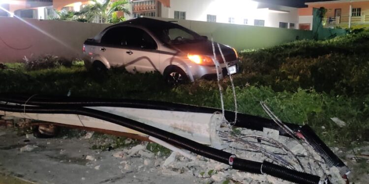 Vehículo derriba un poste de alumbrado público sobre la carretera perimetral