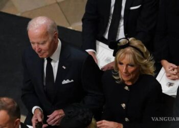 Trump se burla del asiento lejano de Biden en el funeral de la reina Isabel