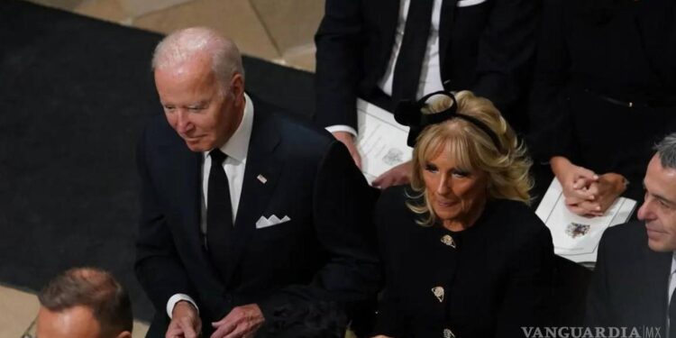 Trump se burla del asiento lejano de Biden en el funeral de la reina Isabel