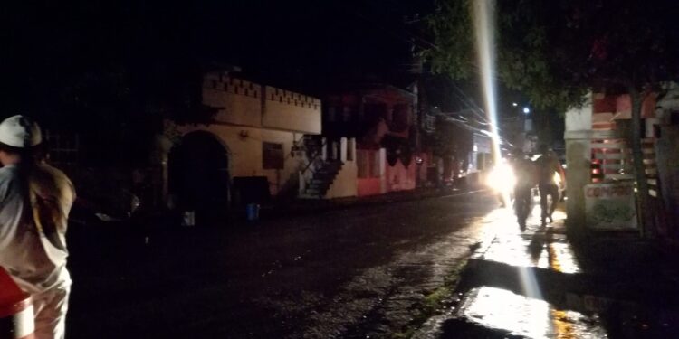 A oscuras nuevamente la colonia Salina Chica en Isla Mujeres