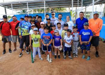 Atenea Gómez y el presidente de la COJUDEQ supervisan espacios deportivos de la isla