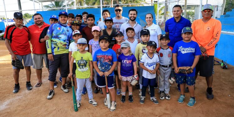 Atenea Gómez y el presidente de la COJUDEQ supervisan espacios deportivos de la isla