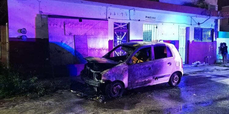Incendian en Cozumel vehículo del periódico Por Esto!